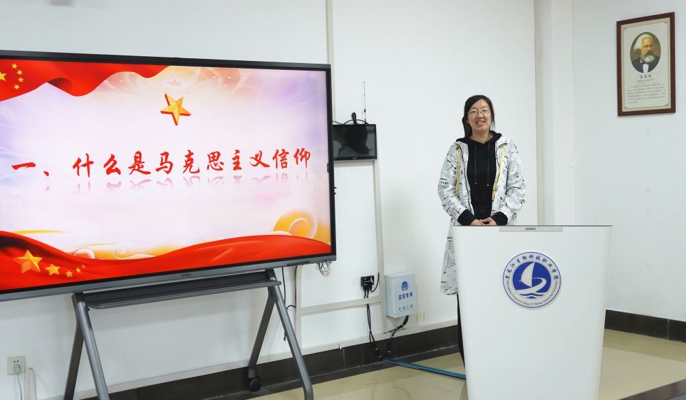 刘欢老师进行集体备课专题发言 (1).jpg