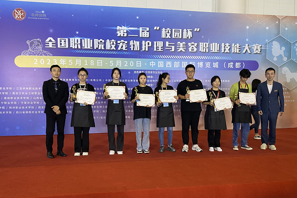 动物医学专业20-821班赵洪博(左二)领取特等奖证书.jpg 动物医学专业20-821班赵洪博(左二)领取特等奖证书.jpg