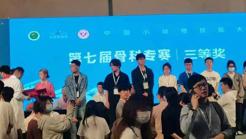 徐丹妮(右四)荣获三等奖.jpg 徐丹妮(右四)荣获三等奖.jpg