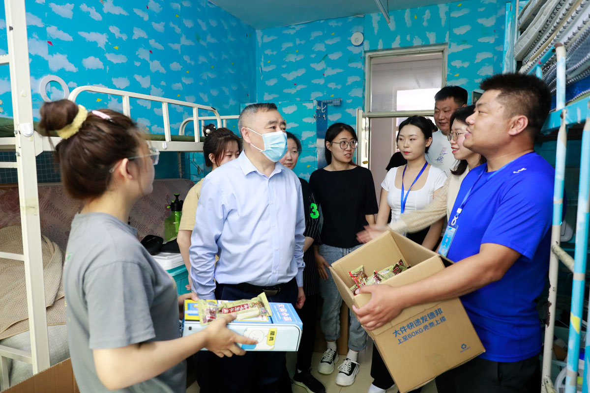 41焦光纯院长到学生公寓看望返校志愿者.jpg