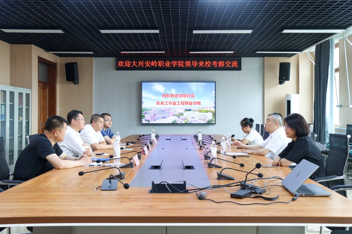 座谈交流.jpg 座谈交流.jpg