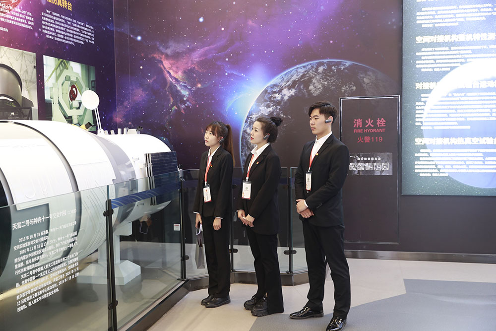 学生参观工大航天馆内照片.jpg 学生参观工大航天馆内照片.jpg