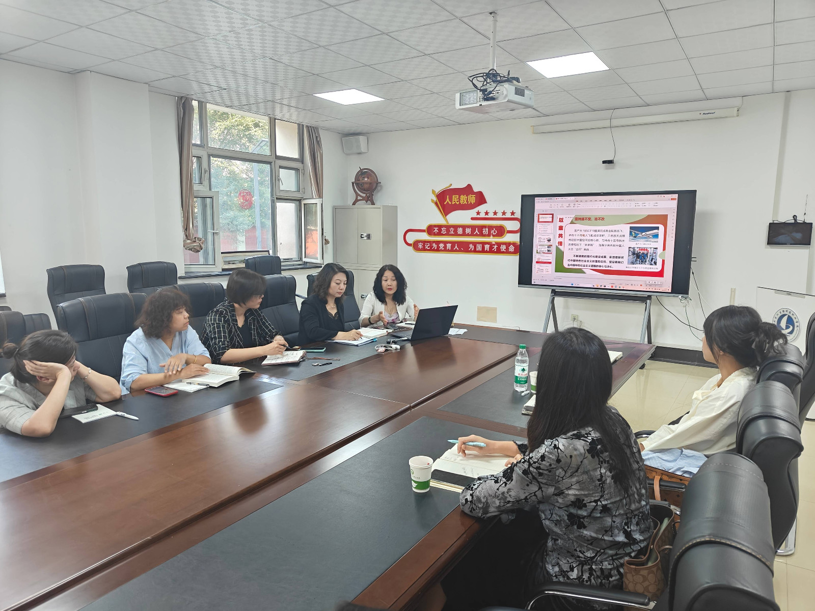 集体备课会现场.jpg