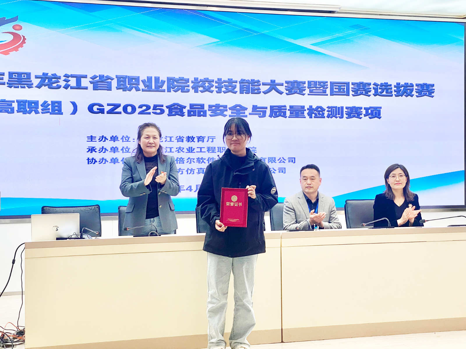 食品安全与质量检测赛项照片5.jpg 食品安全与质量检测赛项照片5.jpg