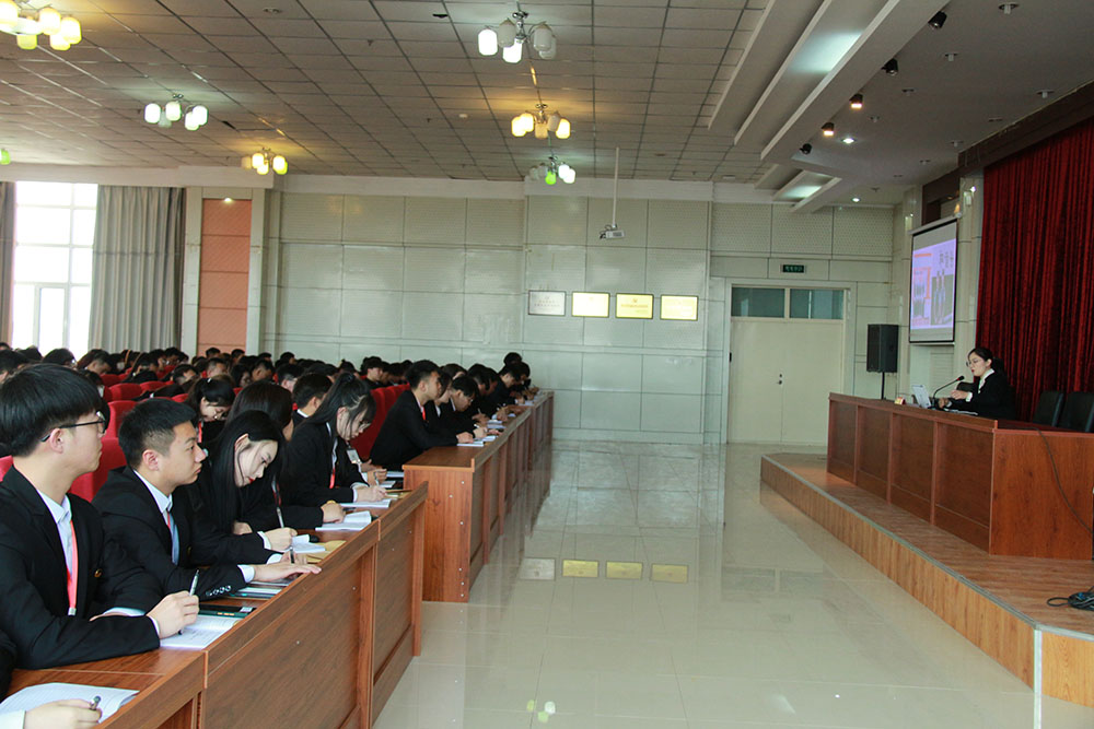 张隽殊老师做题为“中华礼仪——知礼知行 ”专题讲座照片.jpg 张隽殊老师做题为“中华礼仪——知礼知行 ”专题讲座照片.jpg