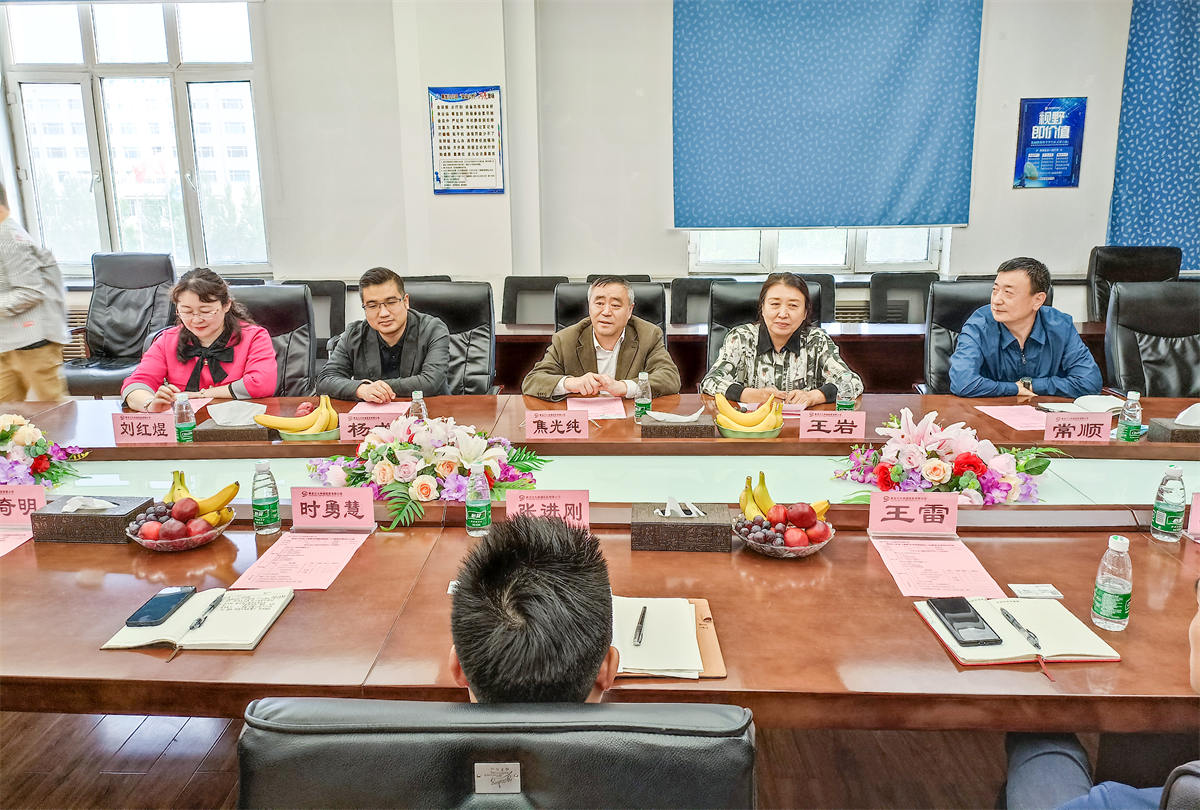 3校企领导在九州通座谈.jpg 3校企领导在九州通座谈.jpg