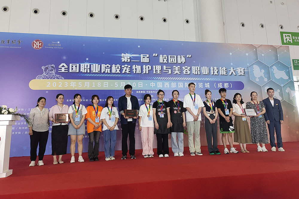 团体奖获得学校领奖,左六王龙,左七王昕雨,左八赵洪博,左九陈欣.jpg 团体奖获得学校领奖,左六王龙,左七王昕雨,左八赵洪博,左九陈欣.jpg