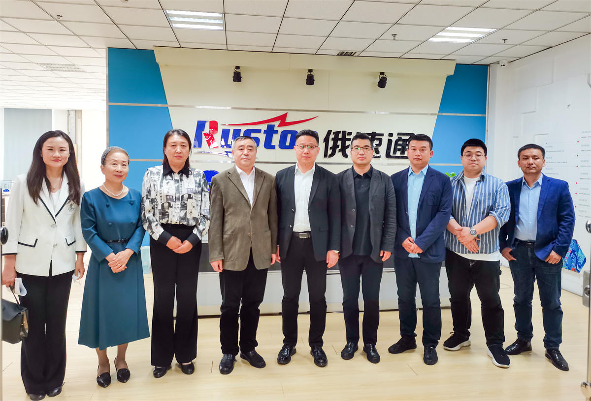 2校企领导在俄速通合影.jpg 2校企领导在俄速通合影.jpg