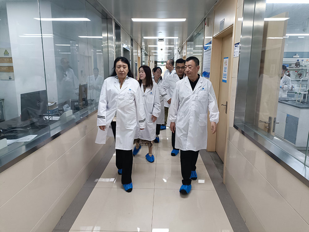 参观企业检测中心.jpg