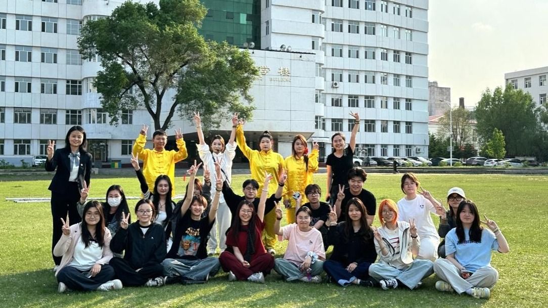 中医药文化进校园系列1——行知宣讲团走...