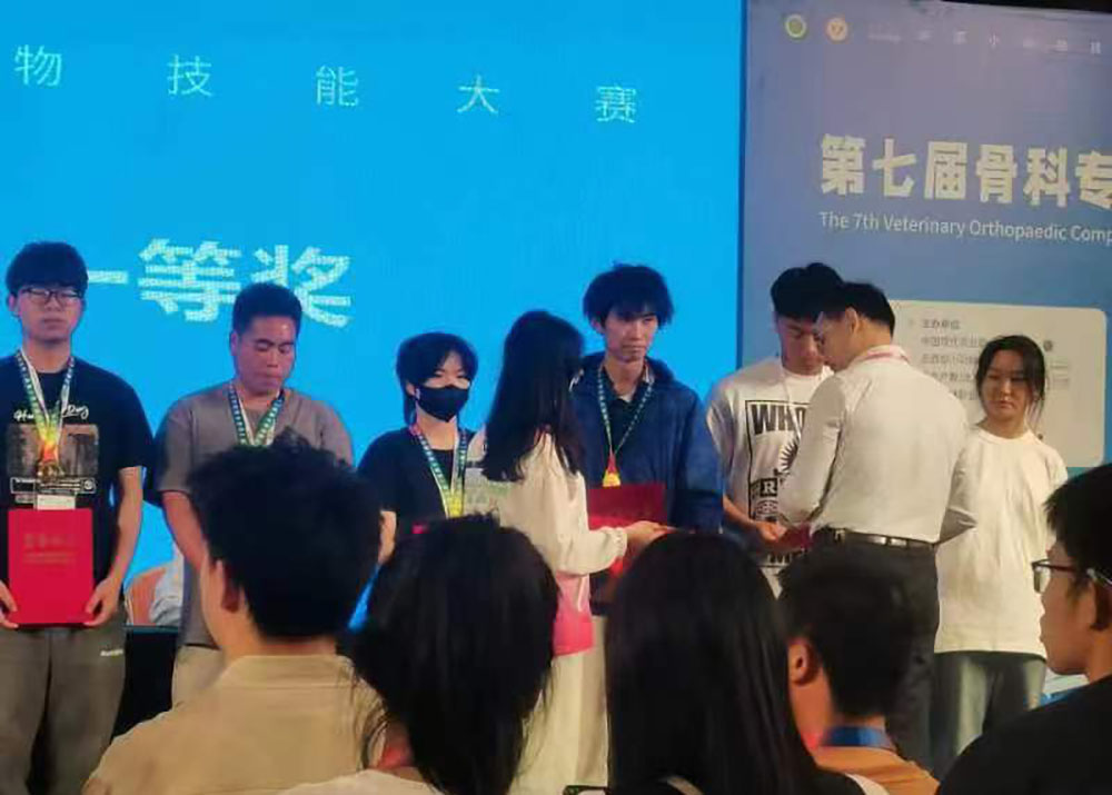 楚存恒(右三)荣获一等奖.jpg 楚存恒(右三)荣获一等奖.jpg