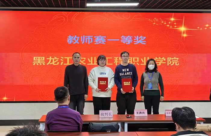 颁奖.jpg 颁奖.jpg