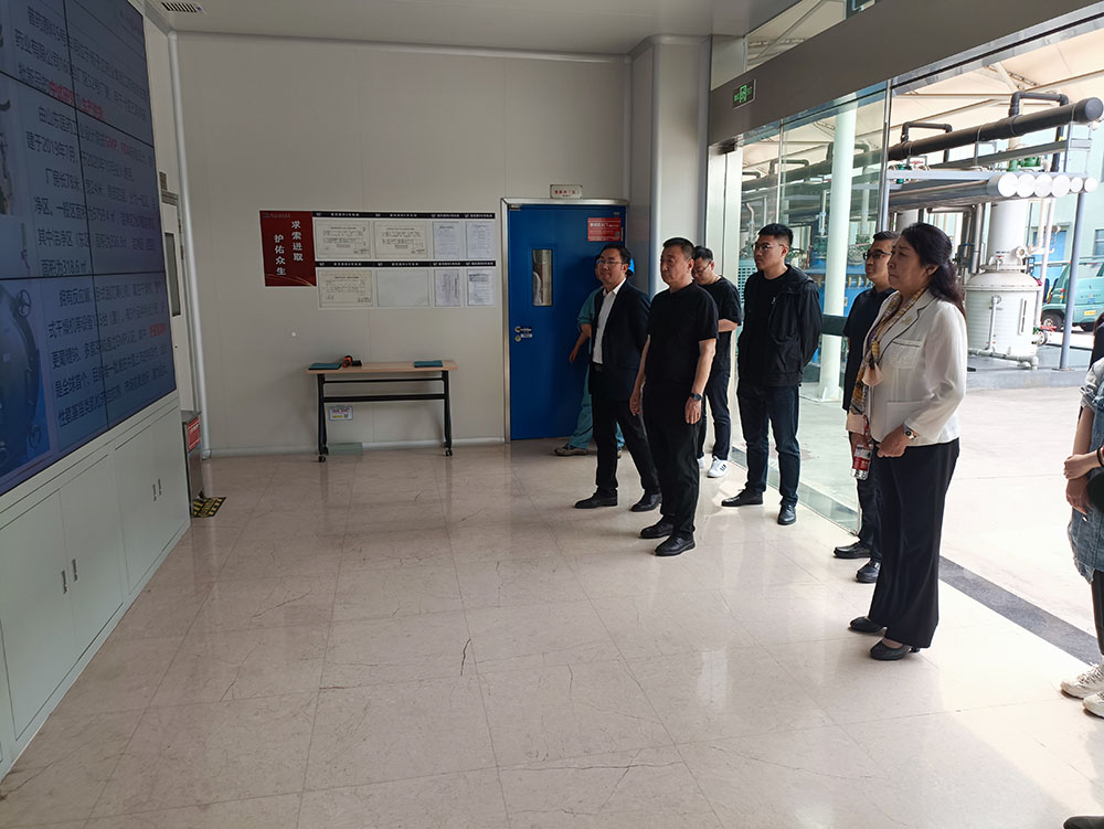 参观企业生产车间.jpg