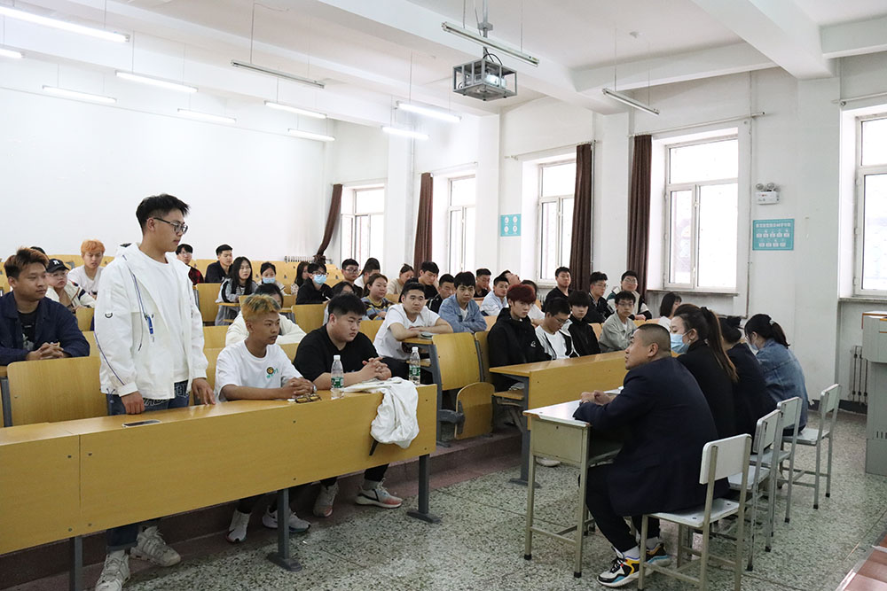 2南岗校区学生教学座谈会.JPG 2南岗校区学生教学座谈会.JPG