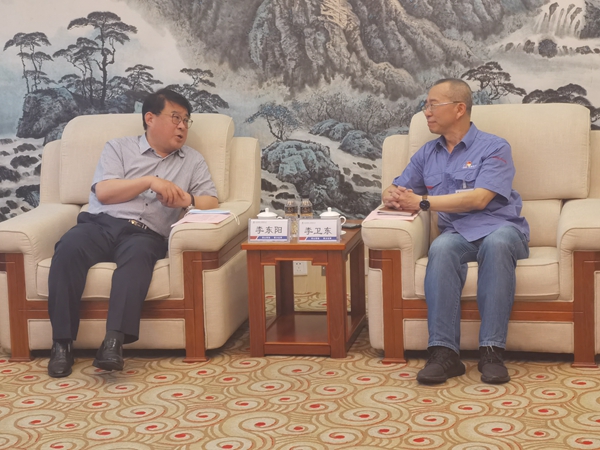 3东阳书记与电机厂党委副书记、工会主席李卫东深入交流_副本.jpg