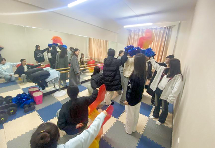 经济管理学院辅导员刘禹彤老师带学生在团体活动是进行舞蹈排练3.png