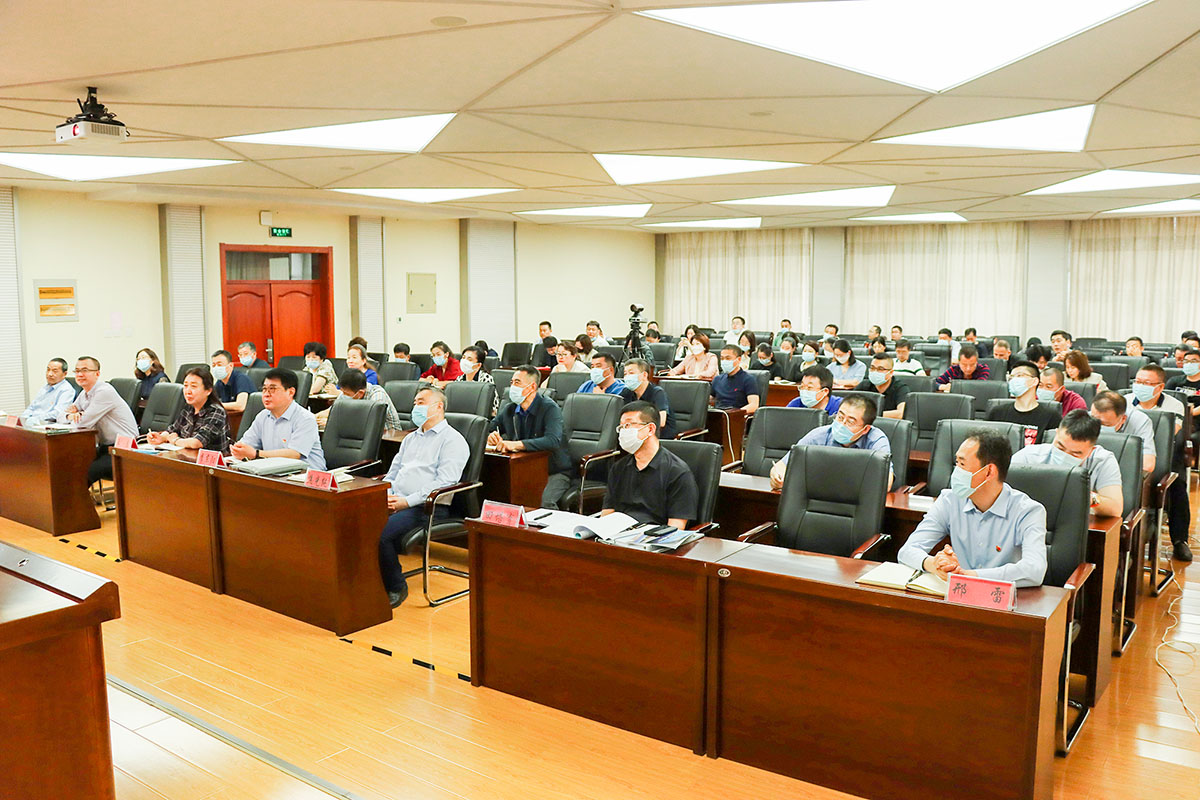 4松北校区干部在主会场聆听报告.jpg 4松北校区干部在主会场聆听报告.jpg