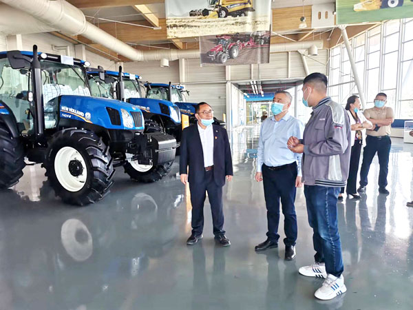 2.焦光纯院长一行参观了凯斯纽荷兰哈尔滨制造基地的产品展厅_副本.jpg 2.焦光纯院长一行参观了凯斯纽荷兰哈尔滨制造基地的产品展厅_副本.jpg