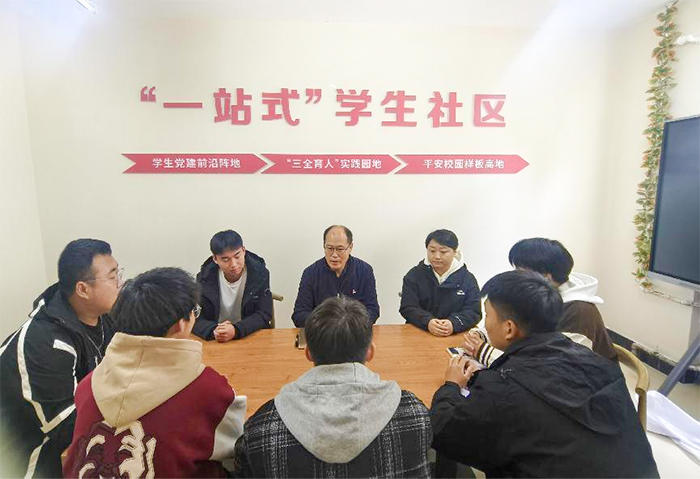农学院党总支副书记李培旭与社区学生代表座谈2.png