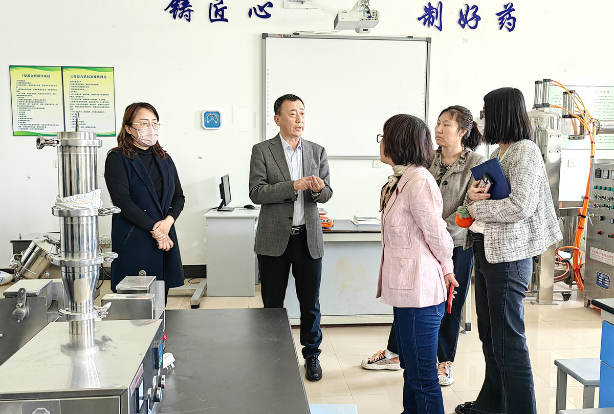 2常顺院长介绍制剂实训基地建设情况.jpg