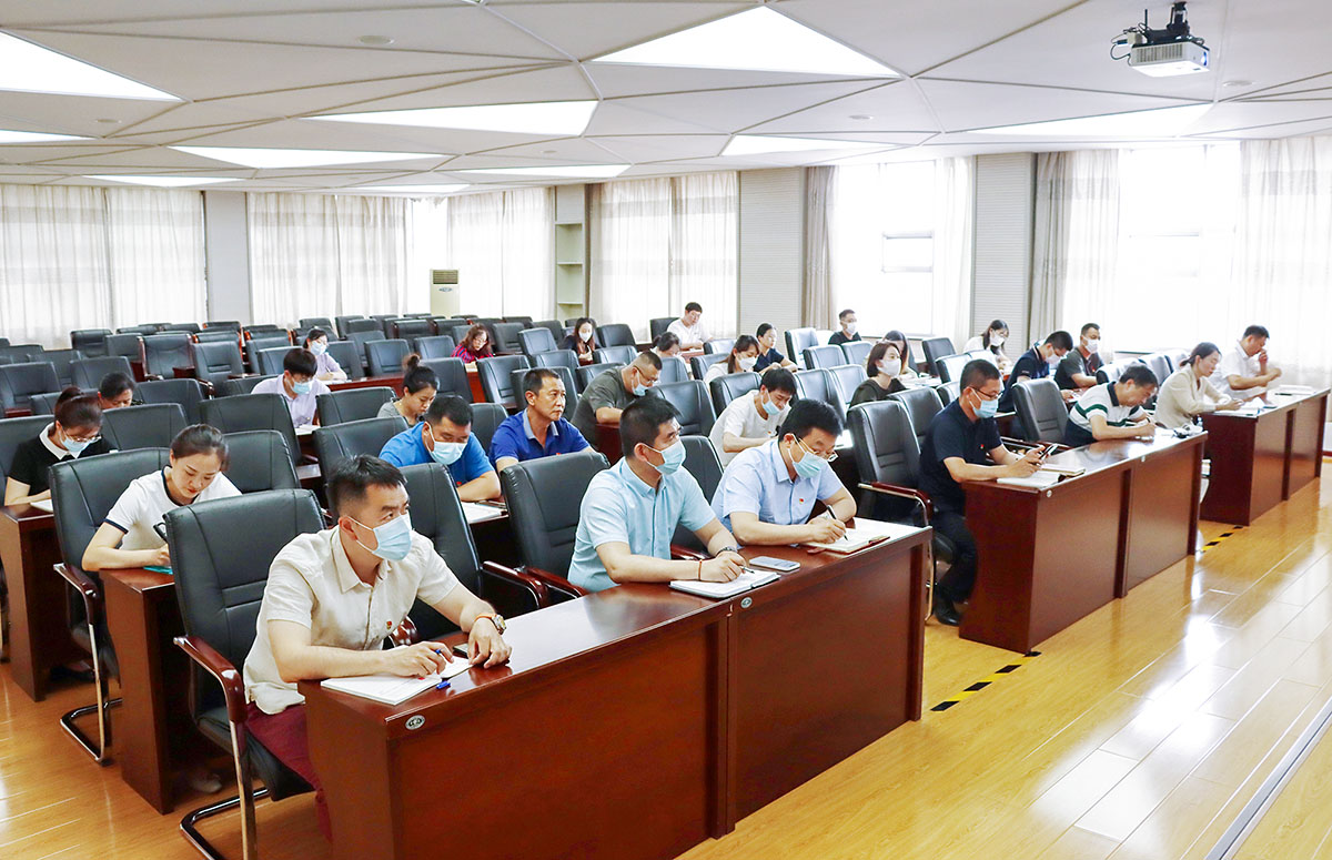 3党员认真聆听党课.JPG 3党员认真聆听党课.JPG