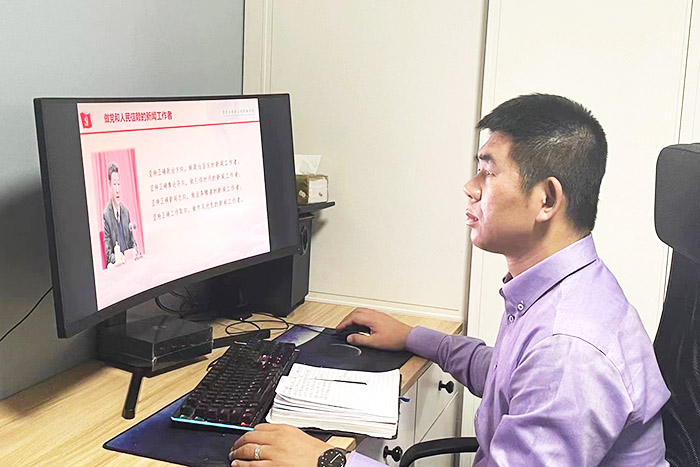 2勾波老师进行讲座.jpg 2勾波老师进行讲座.jpg