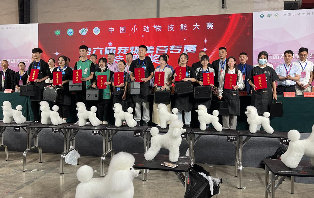 梁晗同学(右四)获特等奖.png 梁晗同学(右四)获特等奖.png