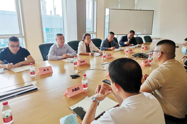 3.焦光纯院长与凯斯纽荷兰机械有限公司优秀毕业生代表座谈交流_副本.jpg 3.焦光纯院长与凯斯纽荷兰机械有限公司优秀毕业生代表座谈交流_副本.jpg