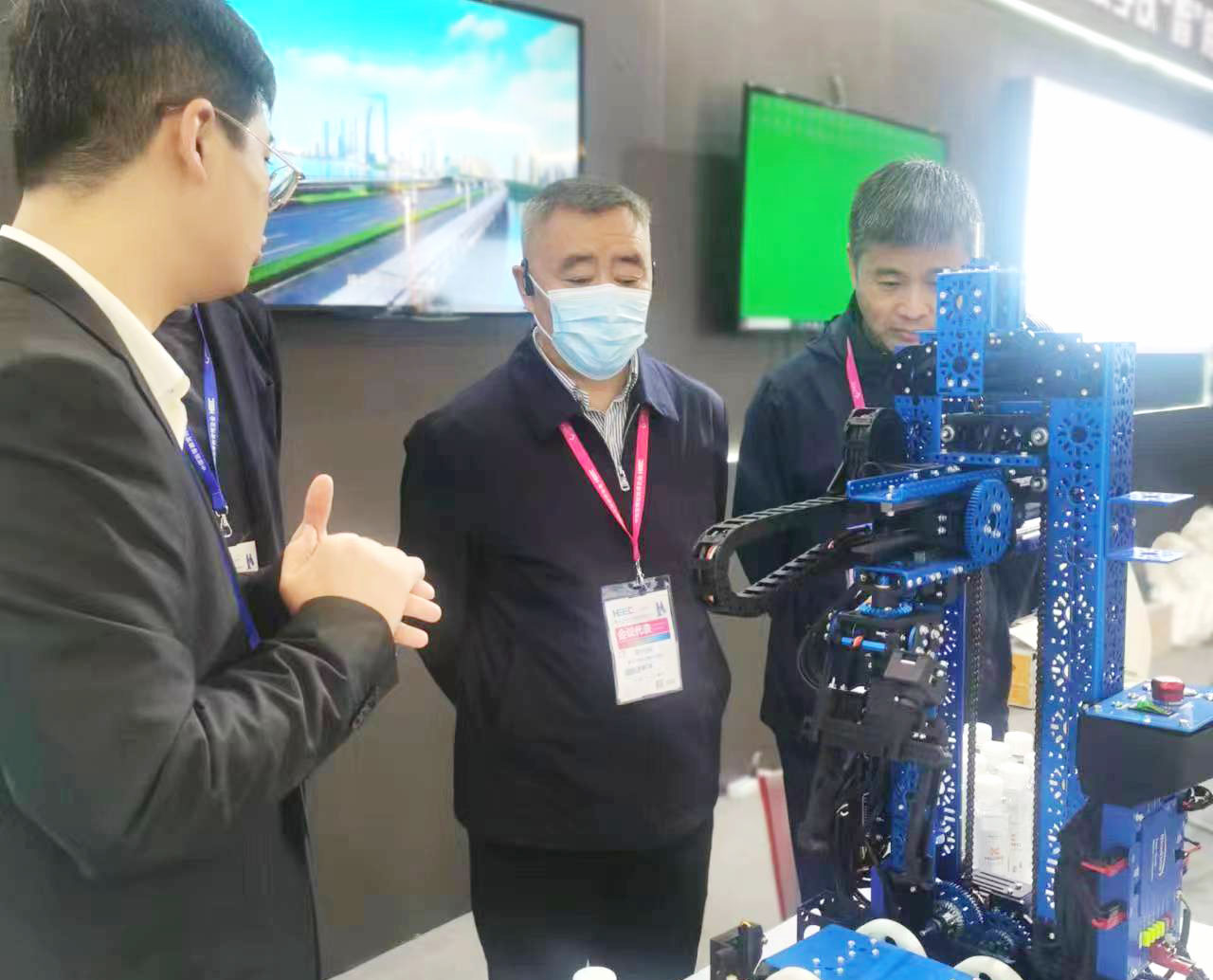 焦光纯院长参观实验室与教学设备展区.jpg