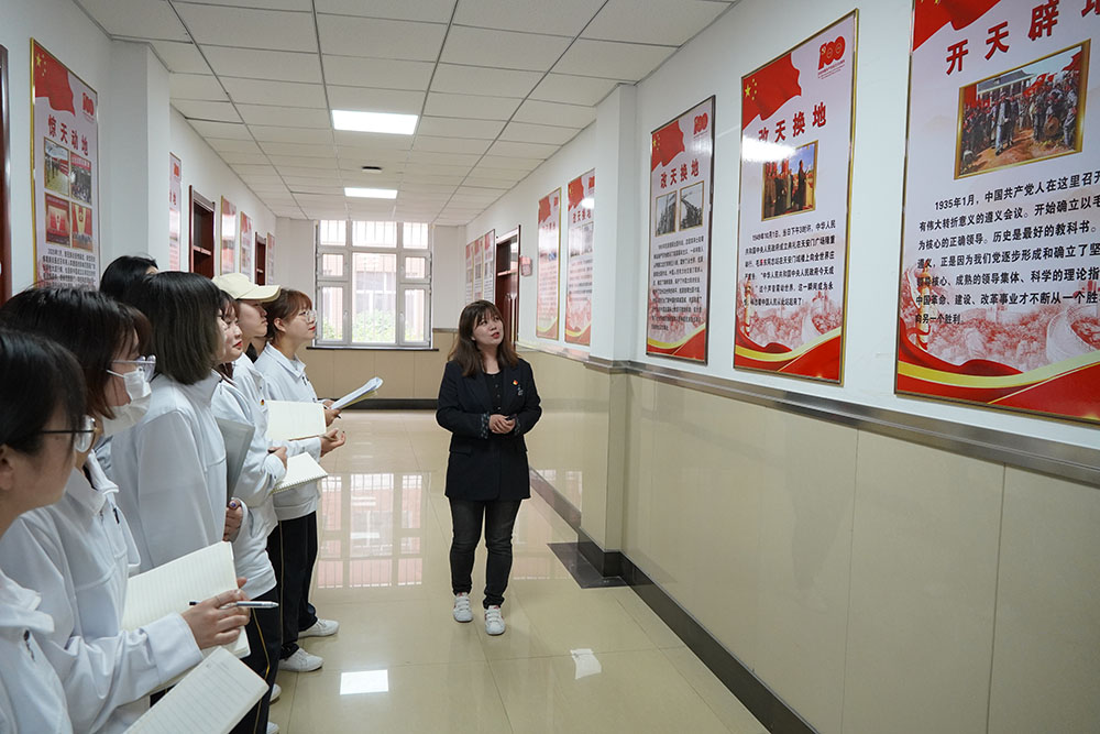 4邢晨老师将理论大课堂与实践小课堂紧密结合.JPG 4邢晨老师将理论大课堂与实践小课堂紧密结合.JPG