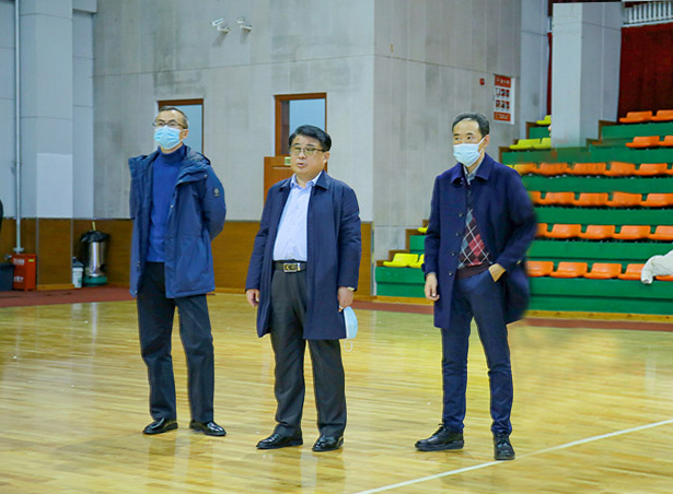 学院党委书记李东阳到现场观看比赛.jpg