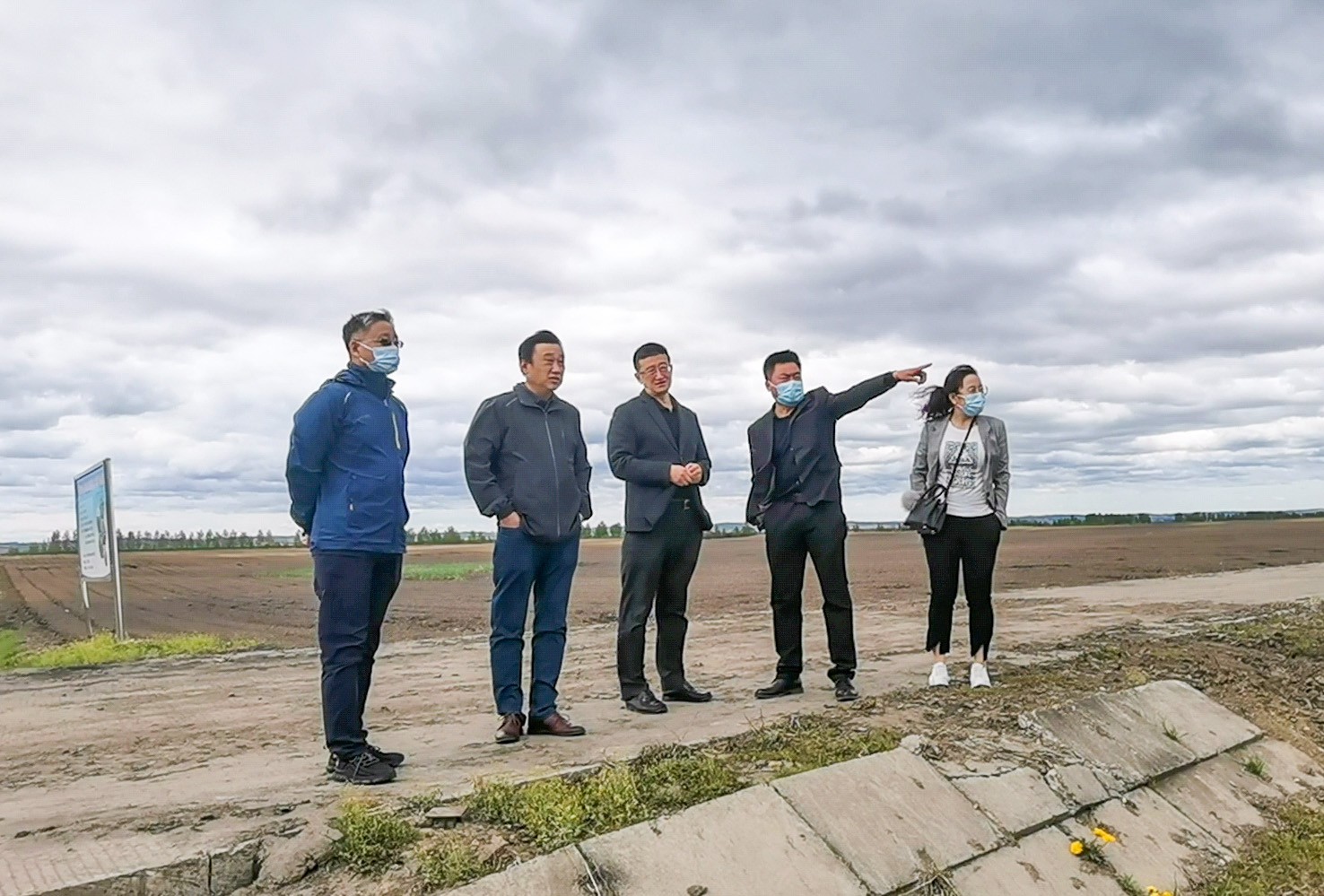 3考察大豆种植示范田.jpg 3考察大豆种植示范田.jpg