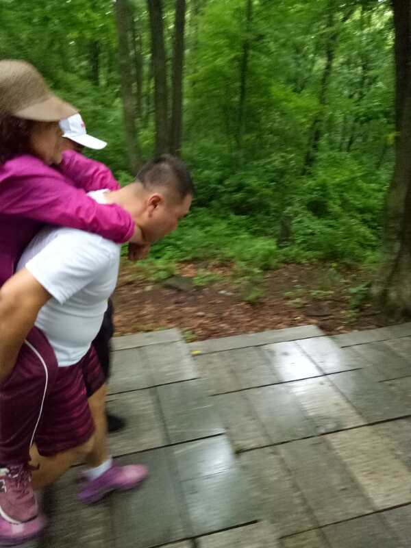 助人为乐再续农工人暖心故事 我院教师松峰山冒雨背受伤老人下山