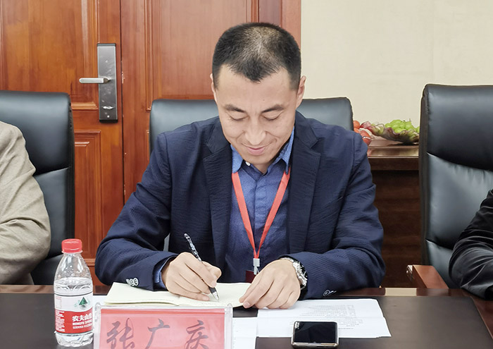 2 张广庆主持会议.jpg