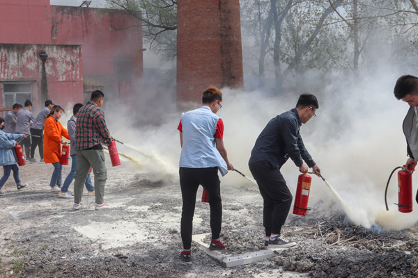 我院举办灭火器使用演练活动