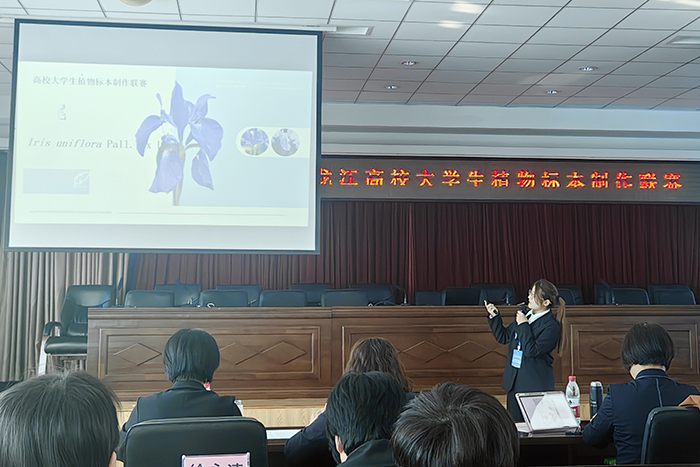 李馨蕊同学进行作品展示讲解.jpg 李馨蕊同学进行作品展示讲解.jpg