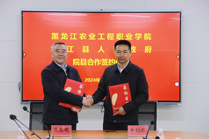 签约合影.JPG 签约合影.JPG