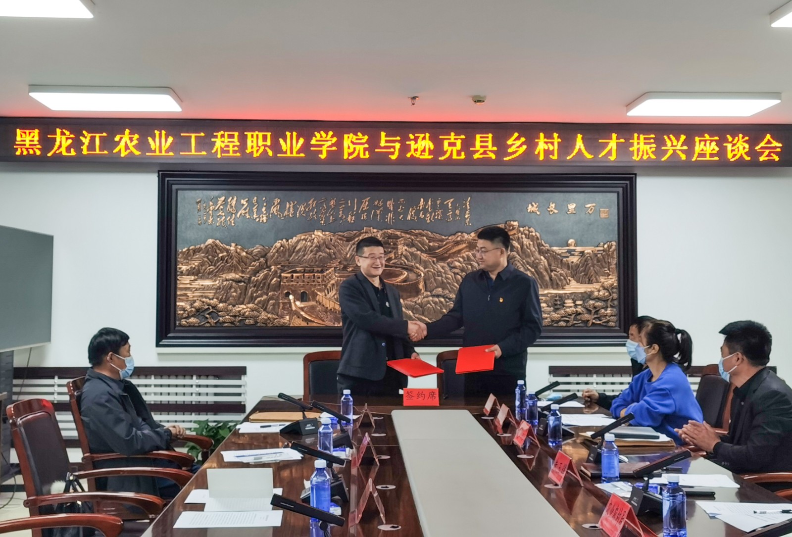 2签订合作协议.jpg 2签订合作协议.jpg