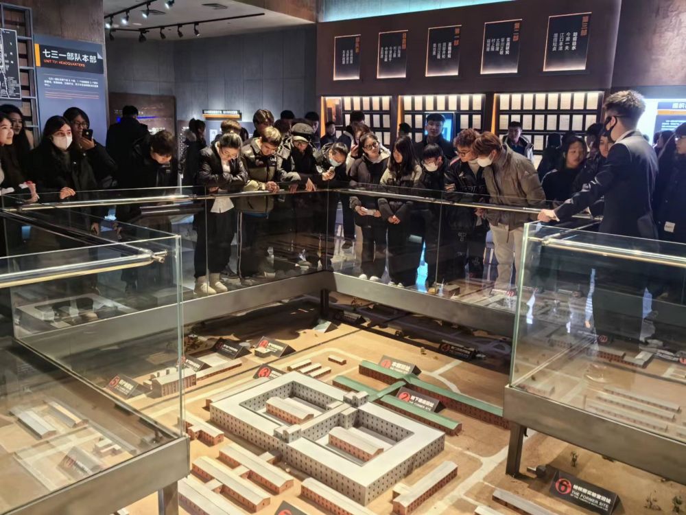 5学生参观基地 (2).jpg