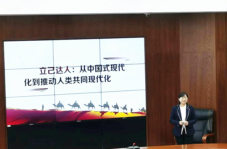 首届全国高校思想政治理论课教学展示一等奖获得者王金凤副教授进行教学展示.jpg 首届全国高校思想政治理论课教学展示一等奖获得者王金凤副教授进行教学展示.jpg