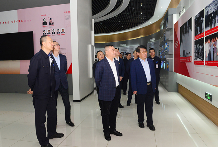参观中国航发东安公司展馆.jpg
