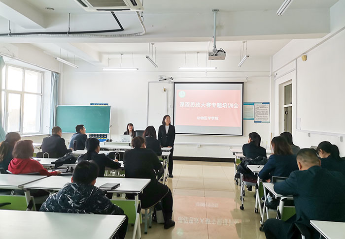 6.分院副院长边亚娟赛前主持培训会.jpg 6.分院副院长边亚娟赛前主持培训会.jpg