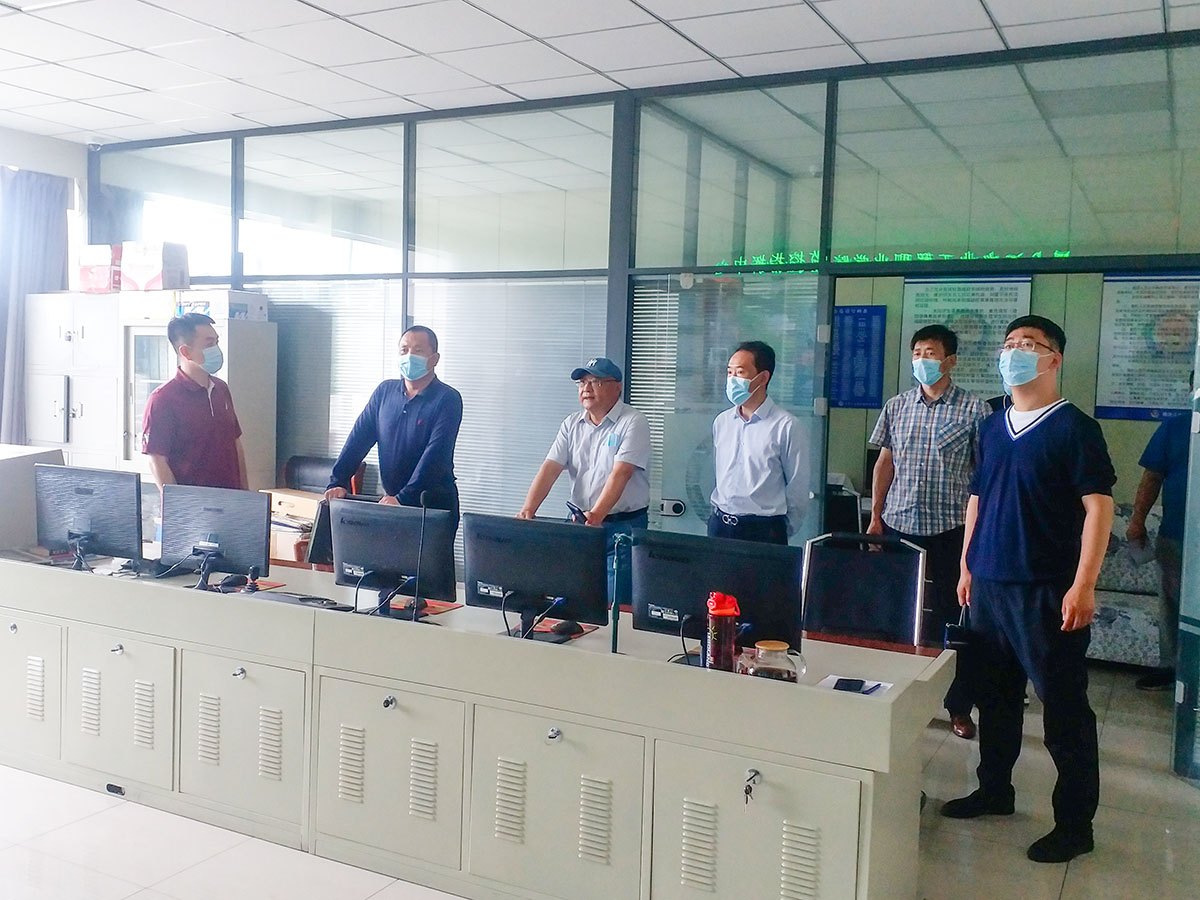 2在校园监控中心检查.jpg 2在校园监控中心检查.jpg