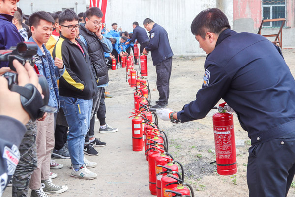我院举办灭火器使用演练活动